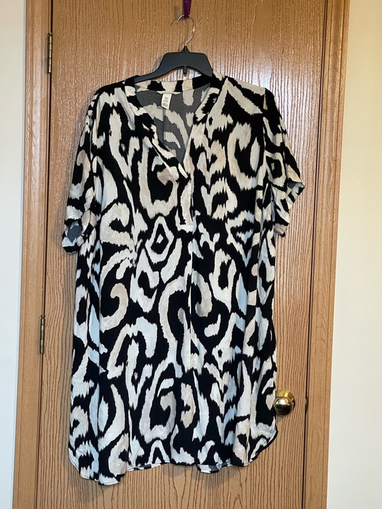 H&M Dresses & Skirts - Abstract Print V-Neck Women's Dress